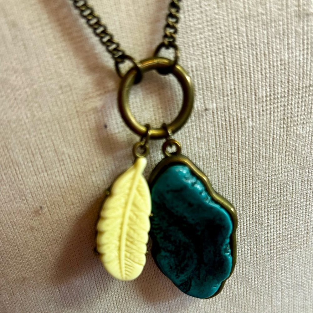 Feather and faux turquoise stone necklace good condition